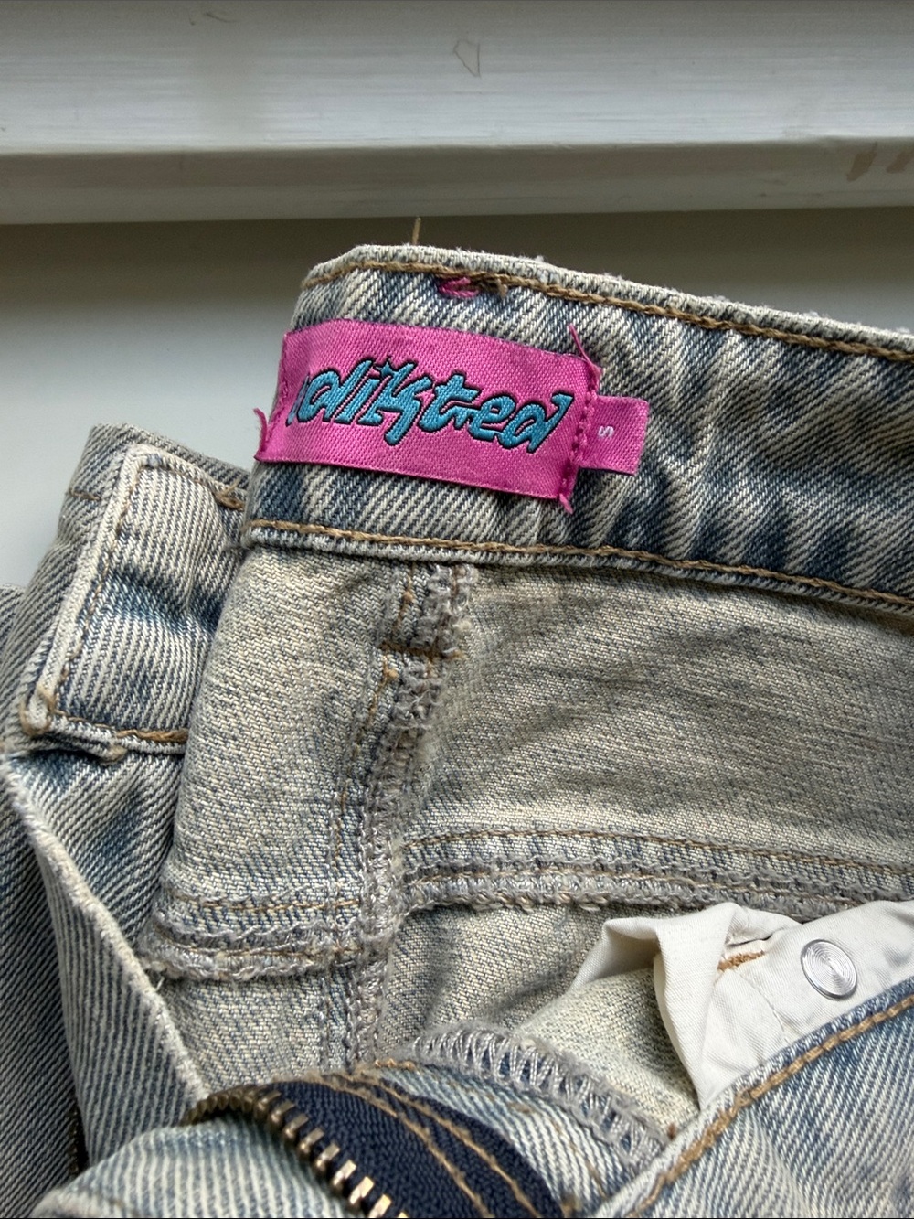 Edikted Low Rise Raelynn Jeans - Picture 2 of 5